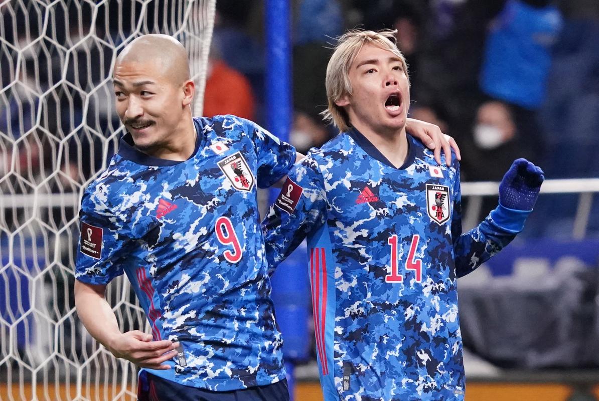 踢成J联赛!比甲球队圣图尔登首发6名日本球员,伊东纯也在对面