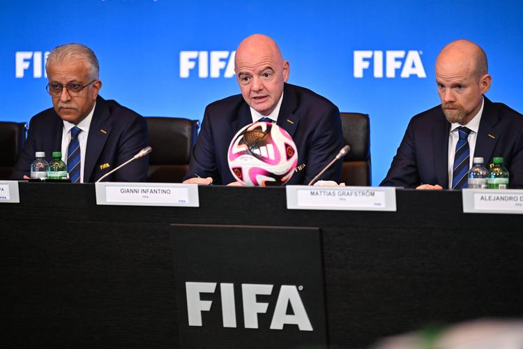 世俱杯后遗症?卫报:帕尔默等人今夏无休受伤,FIFA真的在乎吗