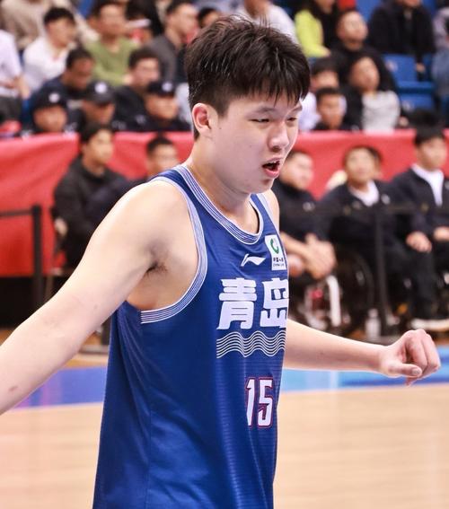 媒体人:杨瀚森的体能/对抗明显不适应这种高强度比赛 要针对提升