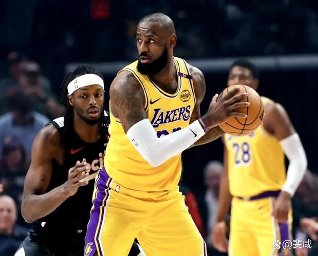 雷迪克：詹姆斯的伤确实比较棘手 他归队之前谁首发还是未知数