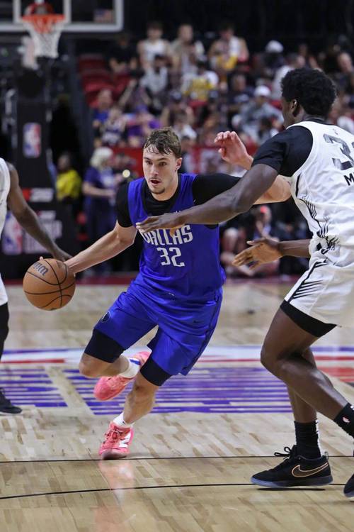 会是常规武器吗？弗拉格运球吸引防守后写意一抛 浓眉起飞劈扣