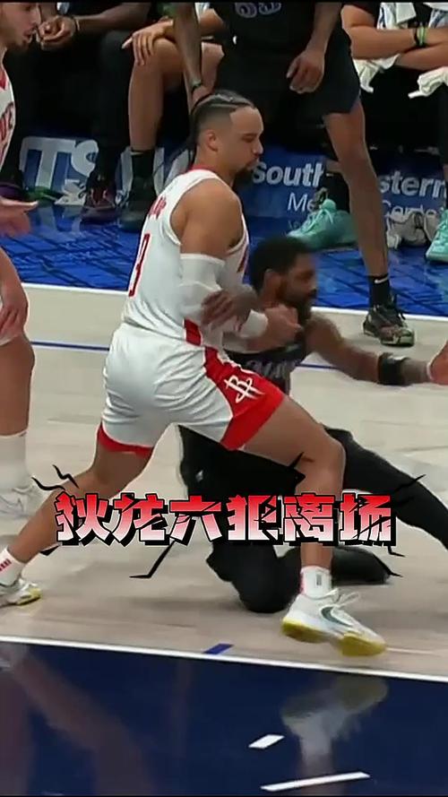 得分已经上双！狄龙半场8中3拿到10分1板1助 4次犯规