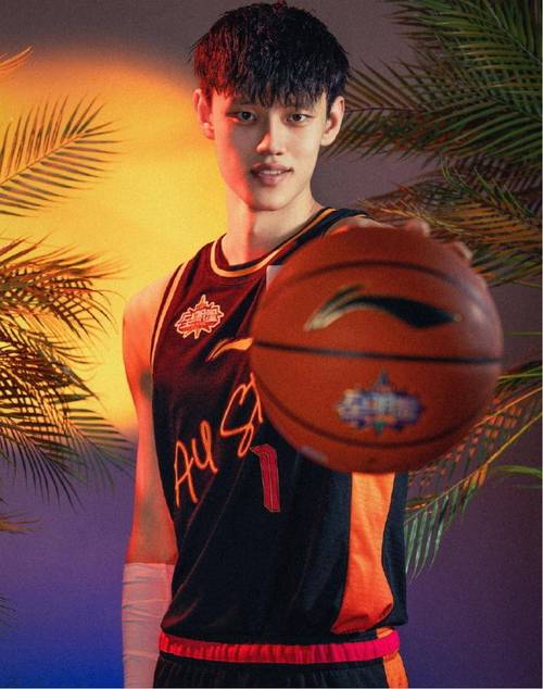 京媒:曾凡博两场比赛未能得分 以双向合同留在NBA的前景并不乐观