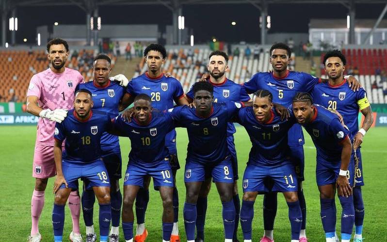 50万小国赢就进世界杯！佛得角球员进市场与球迷见面，今晨关键战