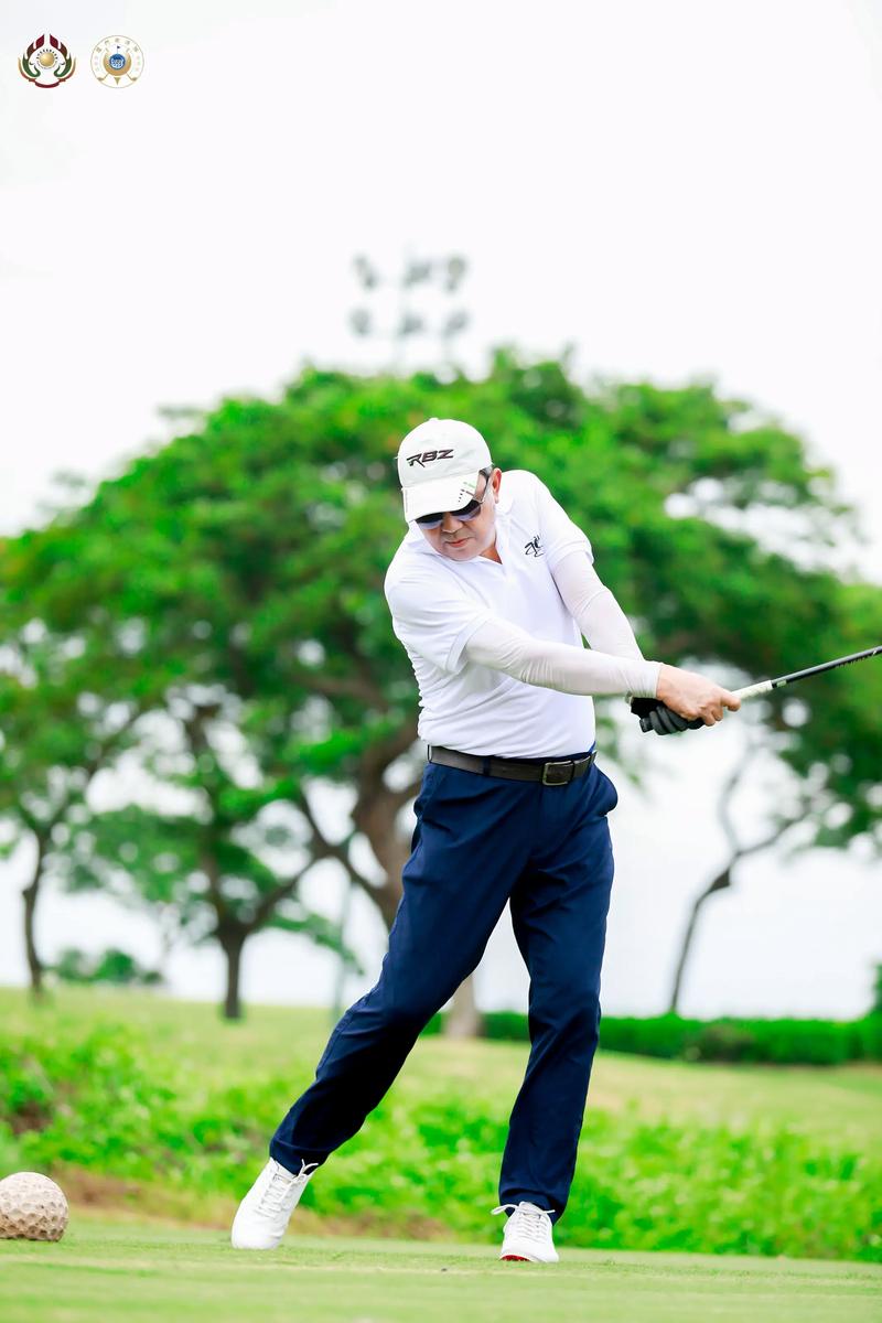 休闲时光！哈兰德社媒晒打高尔夫球照片