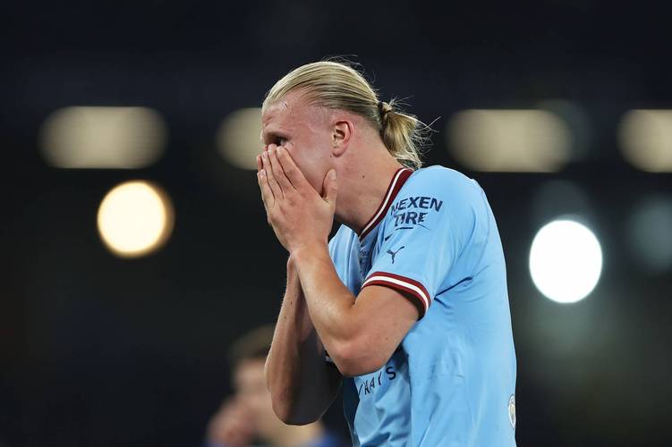 泰晤士：斯通斯因伤病困扰曾一度打算退役 他是英格兰的后防基石