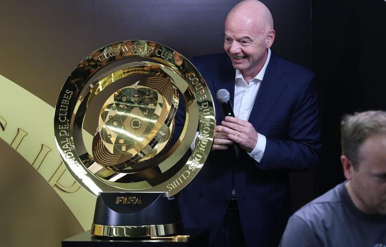 衣锦还乡！登贝莱带着金球奖回到家乡，向家乡人民展示金球