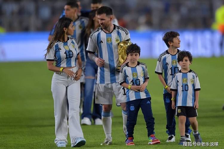 波多黎各歌手洋基老爹造访阿根廷训练营,与梅西等球员合影