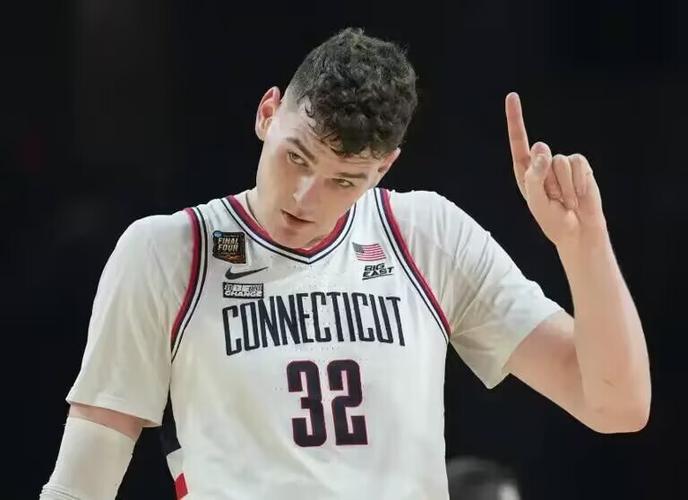 克林根：我告诉杨瀚森保持耐心 训练我会疯抢前场板他要努力卡位