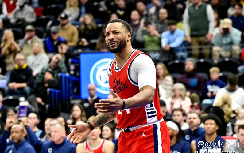 表现欠佳！诺曼-鲍威尔14中4得到17分4板2断另5次失误 正负值-8