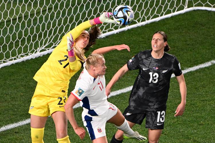 挪威主帅：鲍勃对新西兰太粘球拼抢也不积极 鲍勃：客观的评价