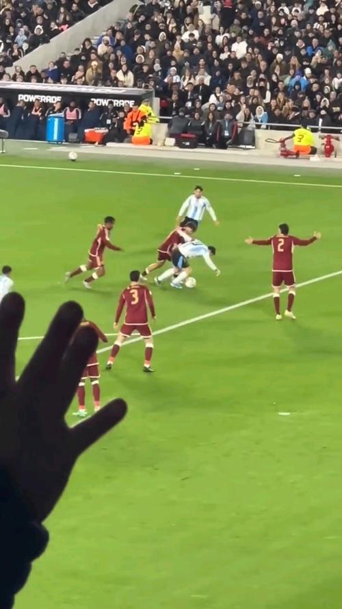 差一点！德保罗传中，梅西禁区内头球攻门被扑出