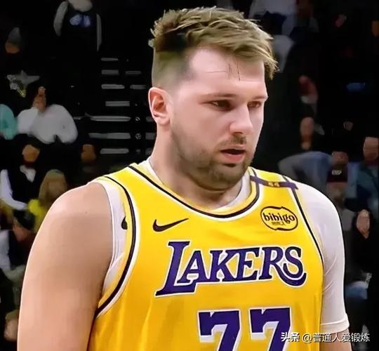 艾顿：东契奇是打挡拆百年难得一遇的天才 感觉他后脑勺长眼了