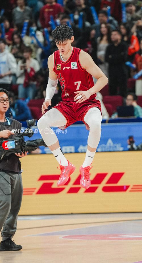 媒体人：小曾这次NBA之旅相信是学到不少东西 回家今年咱CBA争冠