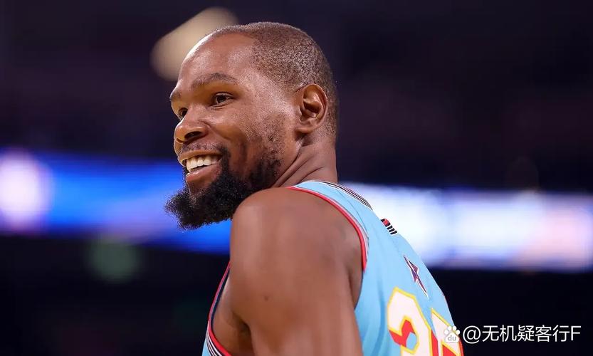 😂这是看到什么了？杜兰特在替补席看数据统计表 乐得咧嘴大笑