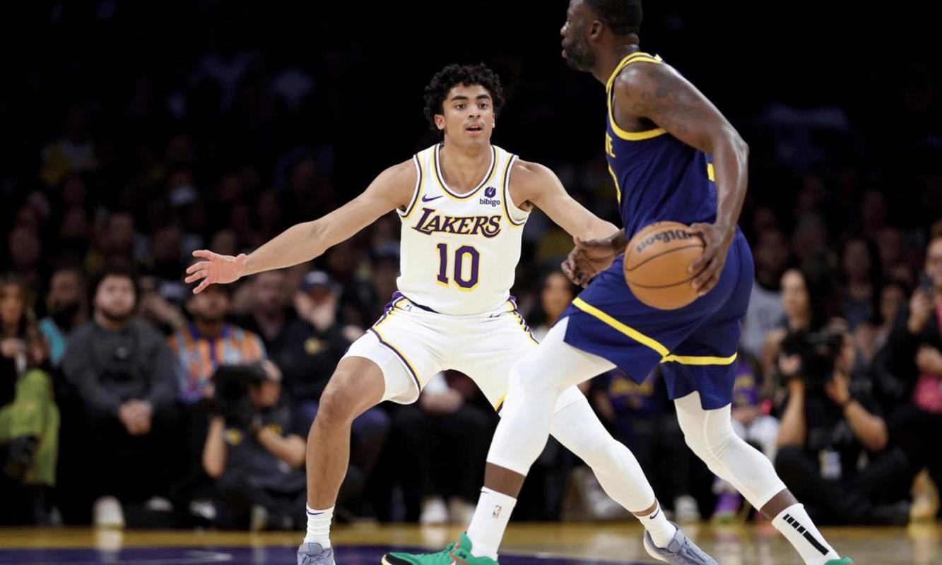 中规中矩！湖人双向后卫尼克-史密斯10中3拿到8分4板2助 三分6中2