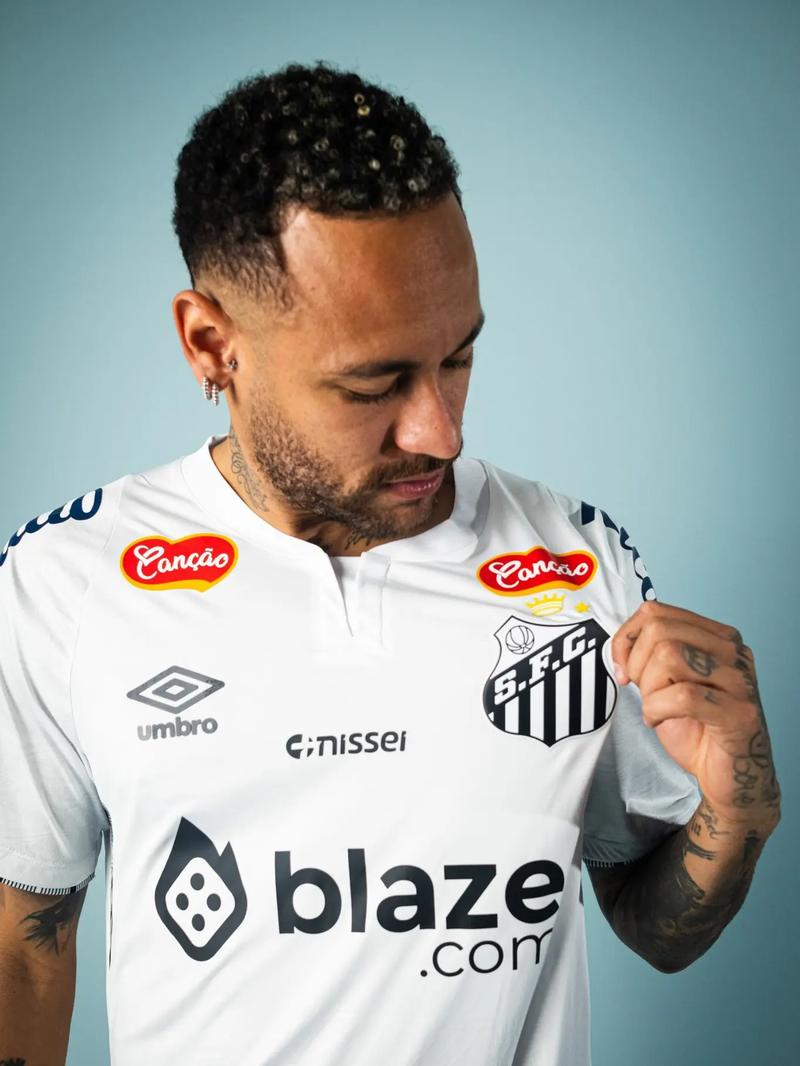 因伤缺席！内马尔带着女儿来到球场，为桑托斯助威