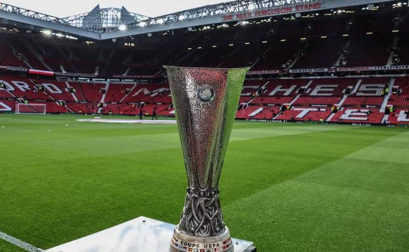 亚特兰大庆祝俱乐部成立118周年，制作欧联杯奖杯的大理石雕像