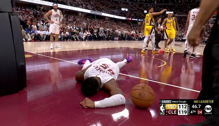 打到脸了！米切尔突破被霍兰犯规 活塞挑战失败