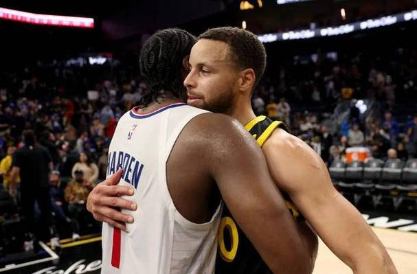 库里:我们派多人防守哈登小卡 让他们在人堆里打球