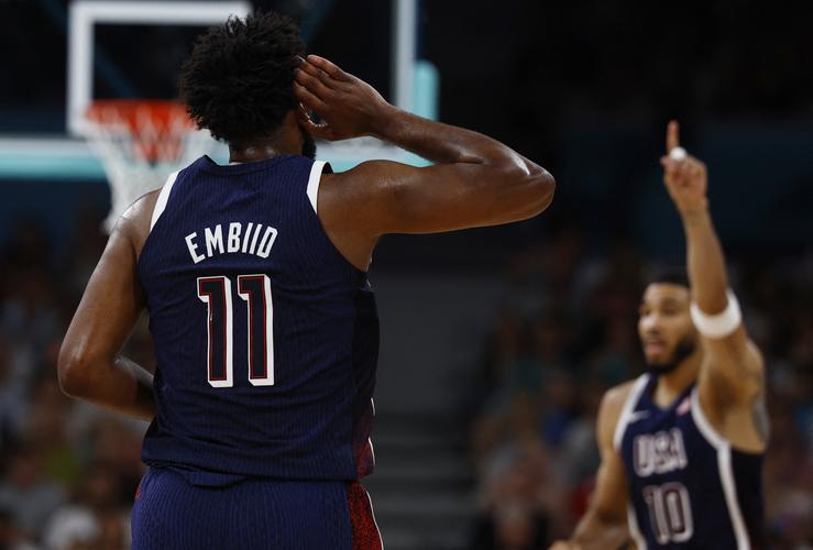 致敬登哥😂恩比德贡献25+7+5 但坐在板凳上看队友完成逆转！