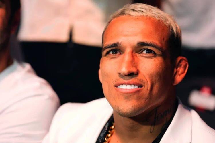 做慈善！乌拉圭球员奥利维拉谈分发食品篮：希望帮助到需要的人