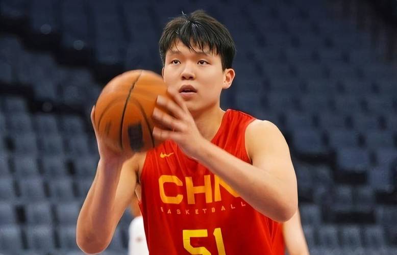 媒体人：杨瀚森在同届新秀中不算好也非最差 目前潮流不待见中锋