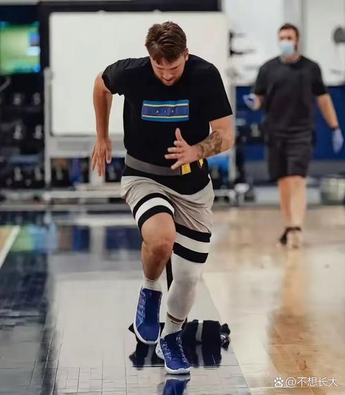 仍旧为出战成疑！东契奇今天参加了球队投篮训练