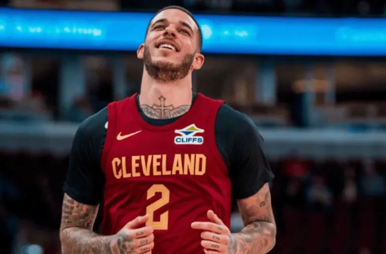 阿特金森：朗佐-鲍尔今天将先发出战 仍有出场时间限制