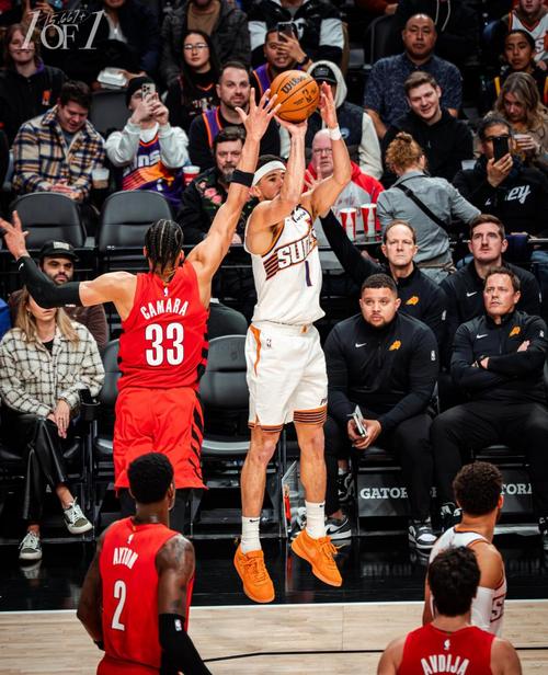 状态出色！布克上半场12中6得17分6板4助 三分5中3