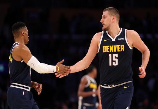 稳准狠！卡马拉身后下手按住约基奇球&双方争球