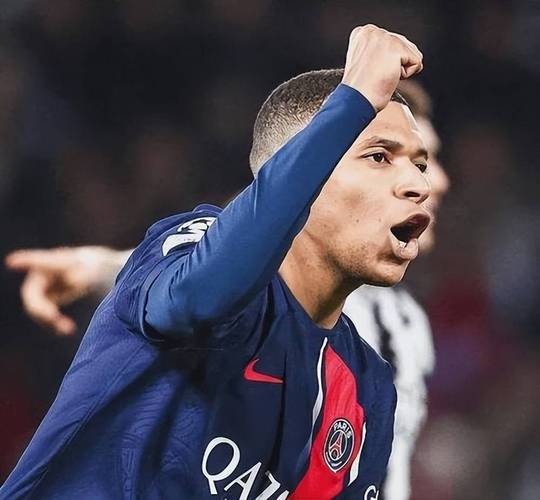 FIFPRO年度最佳阵入选次数排行:梅罗17次、15次前二,姆巴佩第6