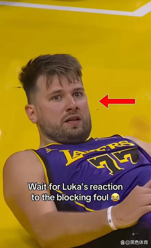 叫你不打球😂！东契奇昨日场边百无聊赖 棒打克莱伯并诬陷海斯~