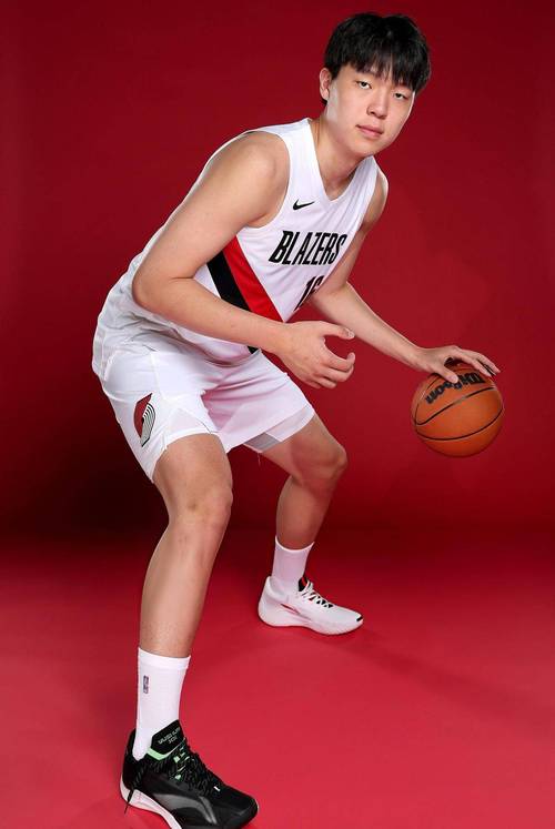 媒体人:据说开拓者对瀚森训练态度质量都满意 静候自己的机会