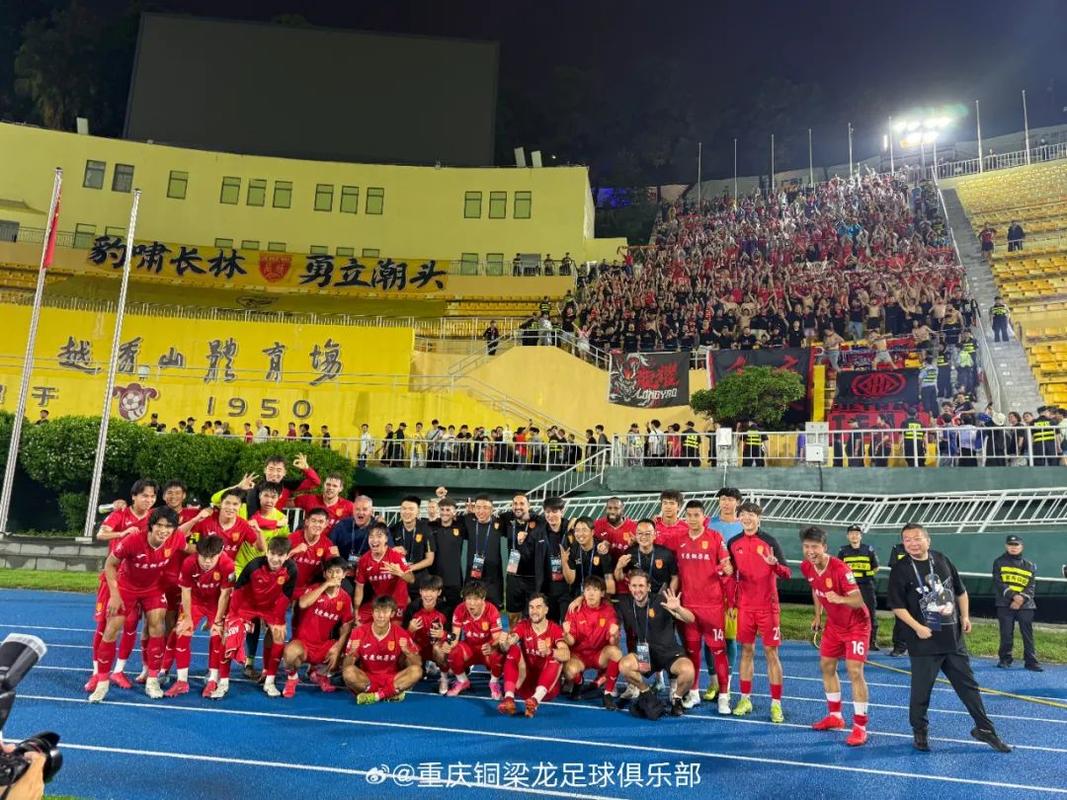 祝贺重庆铜梁龙足球俱乐部在2025赛季中甲联赛中成功冲超！