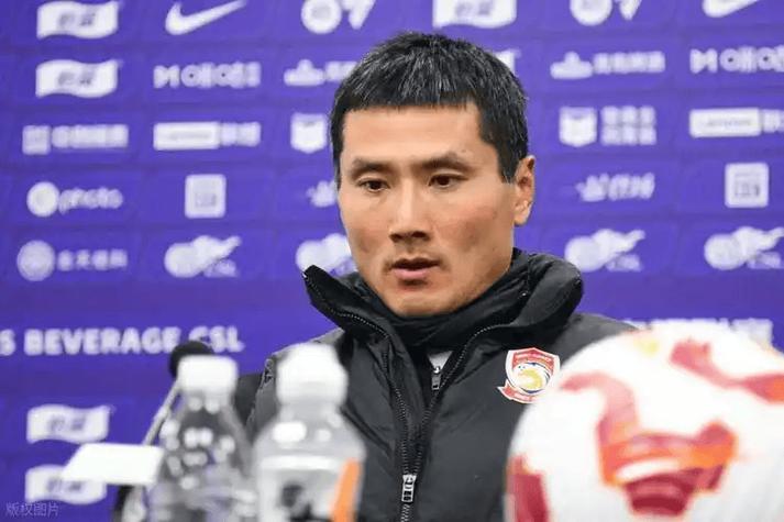 国足U22最后10分钟丢球，看台观战的邵佳一表情严肃