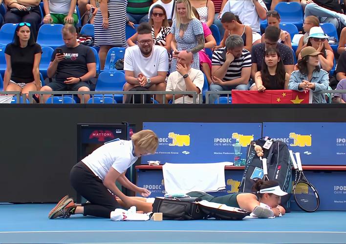 愿无大碍！蒯纪闻赛后谢场时手臂缠着绷带，本场半场被换下