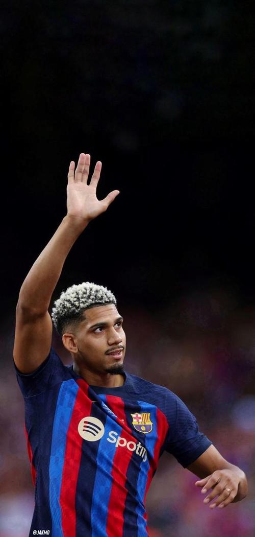 怎么老是你？阿劳霍半场染红，去年踢巴黎半小时吃直红球队被逆转