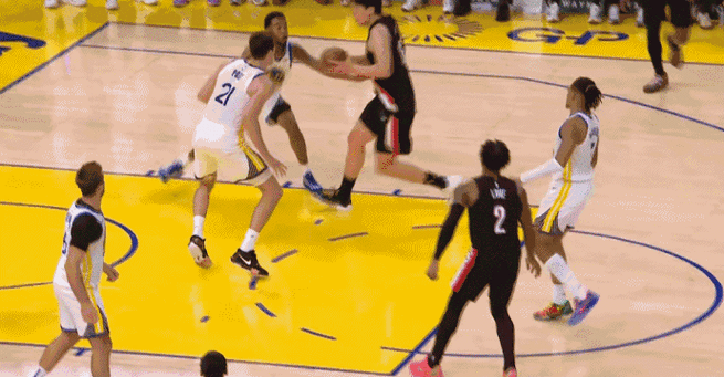 上头了！普罗克特无球端推倒沃尔特 被吹进攻犯规！