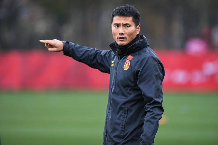 自律！邵佳一在饭桌旁告诫西海岸球员：职业球员怎么能喝可乐呢？