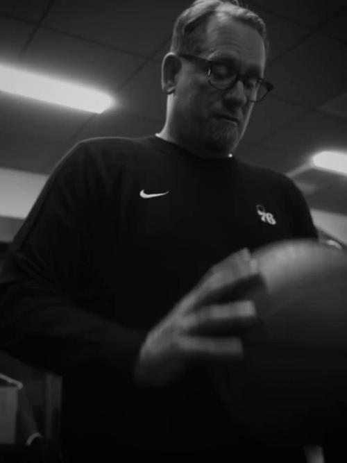 感恩节也没闲着！埃奇库姆社媒直播在球馆训练