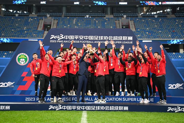 11月29日，上海海港召开“海港三连冠 四星耀申城”赛季总结会