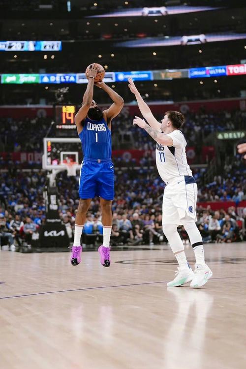 手感真好！哈登借祖巴茨掩护 三分直接出手再中！