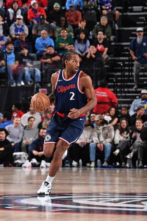 状态出色！莱昂纳德三节12中8拿下22分 首节10分