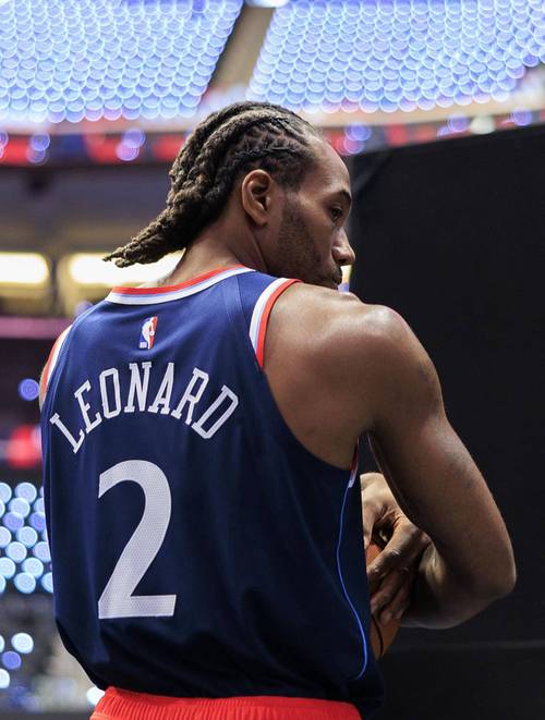 状态不错！莱昂纳德背打压进内线 转身后仰跳投丝滑命中