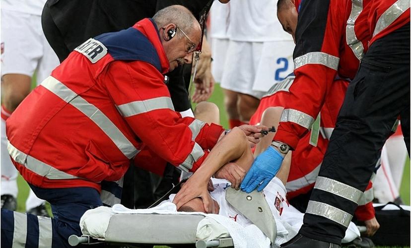 带伤作战90分钟！内马尔下场后赶紧查看伤情，冰敷膝盖受伤位置