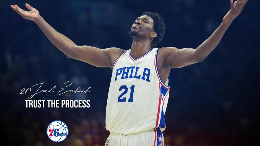 目前状态出战成疑！恩比德赛前热身 一顿训练罚球未见跑跳